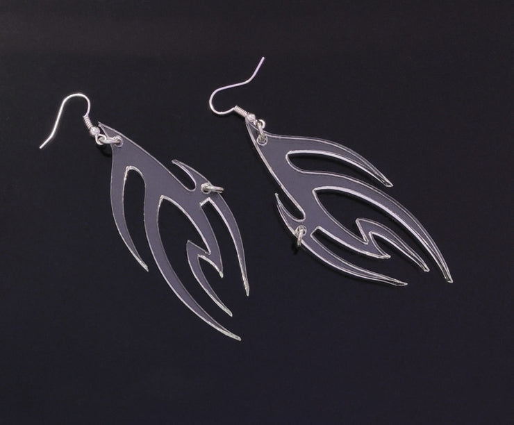 Clear earrings in a tribal or flame pattern with a silver ring piercing from IVY Berlin